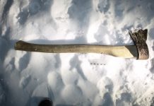 Участковый выстрелил в мужчину с топором, не дававшего изъять ребенка