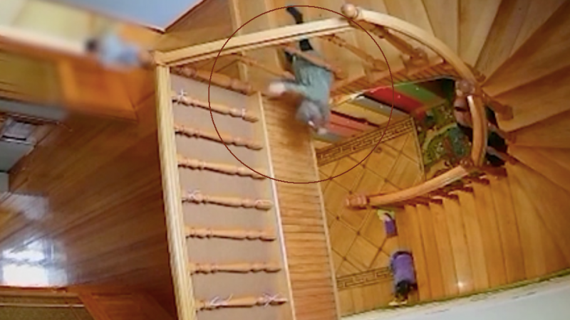 Упавшая с лестницы в детском саду девочка находится в реанимации