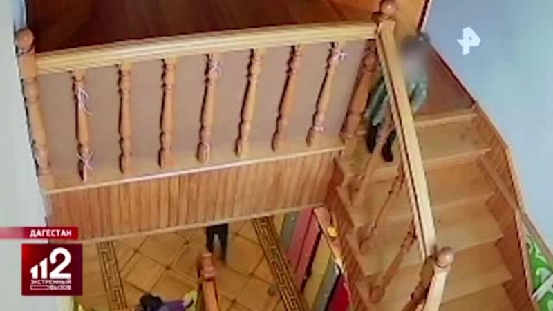 Упавшая с лестницы в детском саду девочка находится в реанимации