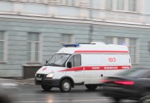 Второклассница скатилась с горки под автобус и попала в больницу