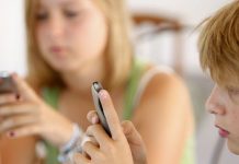 Как бороться с зависимостью от телефона у детей