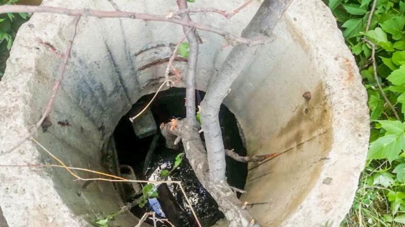 В Челябинске ребенок упал в колодец на территории школы и погиб