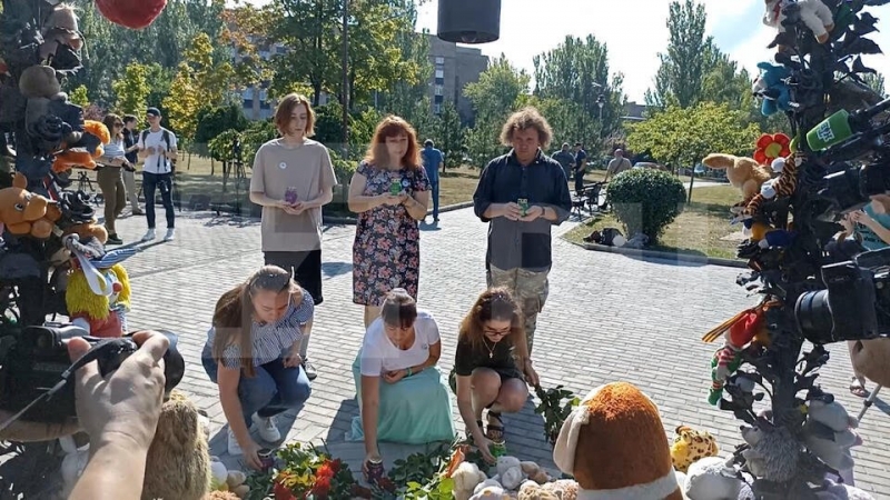 В Донецке возложили цветы к памятнику детям – жертвам войны в Донбассе