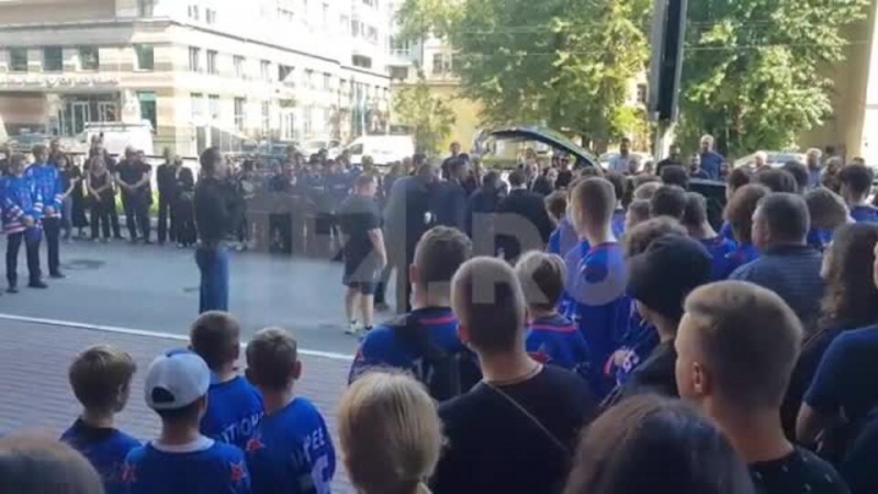 Прощание с погибшим от удара шайбы хоккеистом прошло в Петербурге