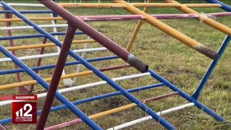 Ребенок впал в кому после того, как на него упал турник в лагере