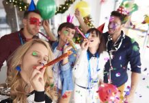 Почему стоит организовать новогоднюю лотерею на корпоротиве или семейном празднике