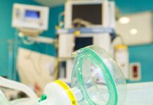 Лечение зубов детям под наркозом: опасно или нет