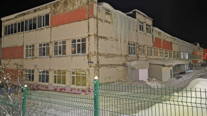 Дело возбудили после гибели ребенка под снежной глыбой в Магадане