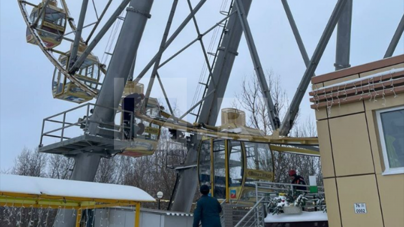 Двое отцов с детьми на четыре часа застряли на колесе обозрения в Ярославле
