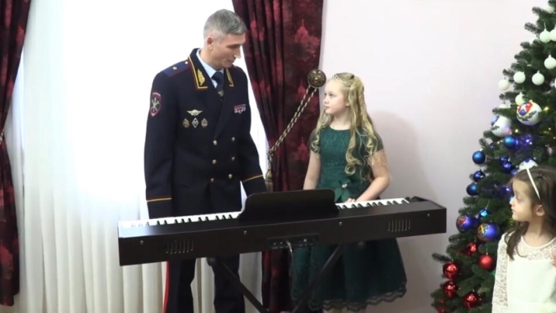 Колокольцев подарил синтезатор 10-летней девочке из Брянска