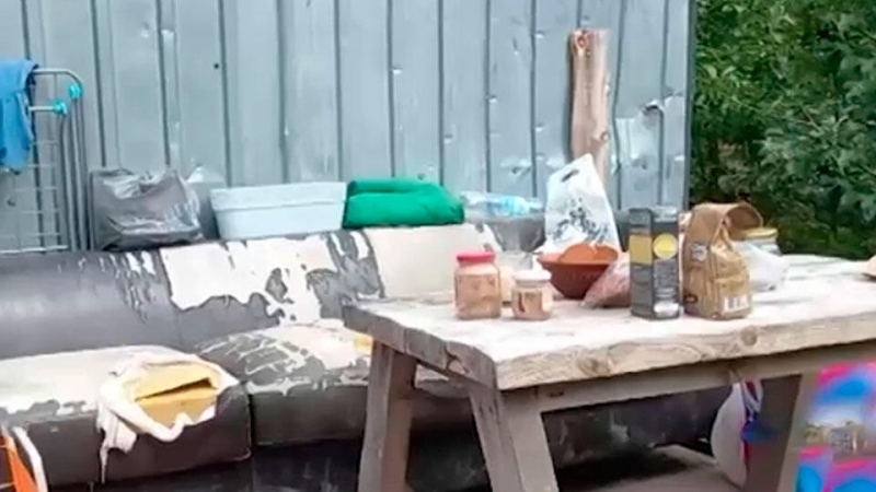 Заставляет нюхать табак: мать-сектантка издевается над 9-летним сыном