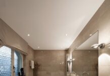 Плюсы натяжного потолка в ванной