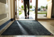 Замена грязезащитных ковров: Почему лучше доверить профессионалам