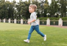 Когда необходимо обратиться к детскому ортопеду?