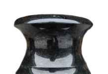 Каменные вазы для памятников: когда они уместны и зачем они вообще нужны?