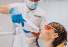 Как выполняют отбеливание зубов