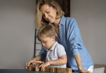 Роль няни в развитии ребёнка: игры, режим, общение и эмоциональная поддержка