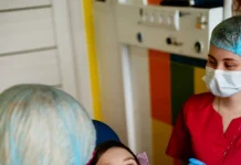 Чистка зубов ребенку у стоматолога: зачем и как правильно