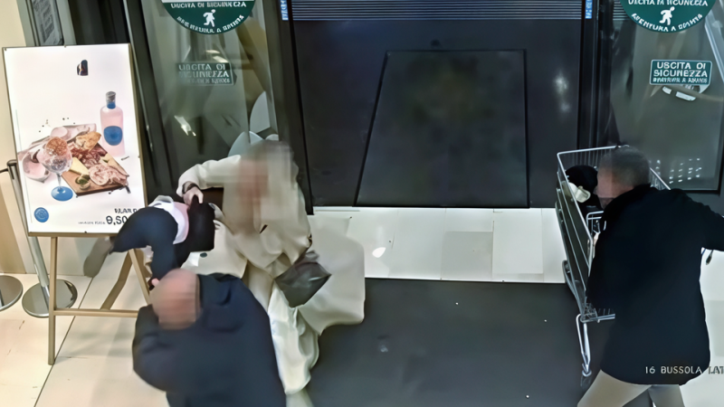 Мужчина попытался вырвать годовалую девочку прямо из рук матери в ТЦ