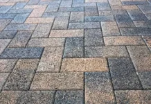 Укладка тротуарной плитки в Краснодаре: особенности, этапы и рекомендации