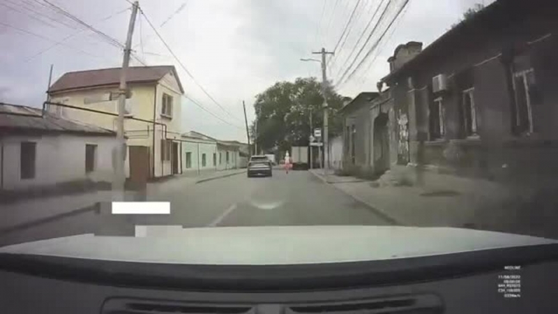 Мчащийся самокатчик с сыном на плечах попал на видео в Симферополе