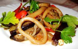 Кальмары тушеные с овощами