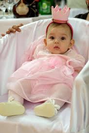 Маленькая принцесса в объятиях любимых родителей Маленькая принцесса в объятиях любимых родителей