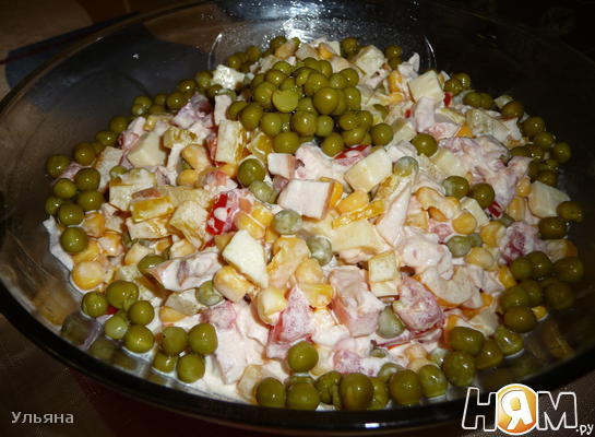 Салат с копченой куриной грудкой и помидором Салат с копченой куриной грудкой и помидором