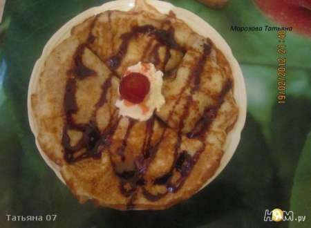 Блины с ликером, бананами и шоколадным соусом