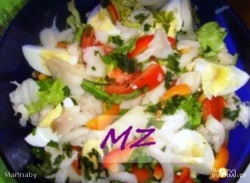 Салат с копченой рыбой и овощами