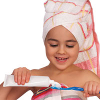 Малыш ест зубную пасту