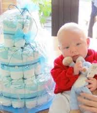 Торт из памперсов – прекрасная идея подарка новорождённому Торт из памперсов – прекрасная идея подарка новорождённому