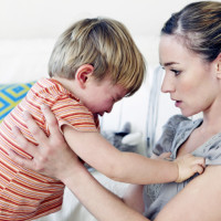 Ребенок дерется, когда расстроен