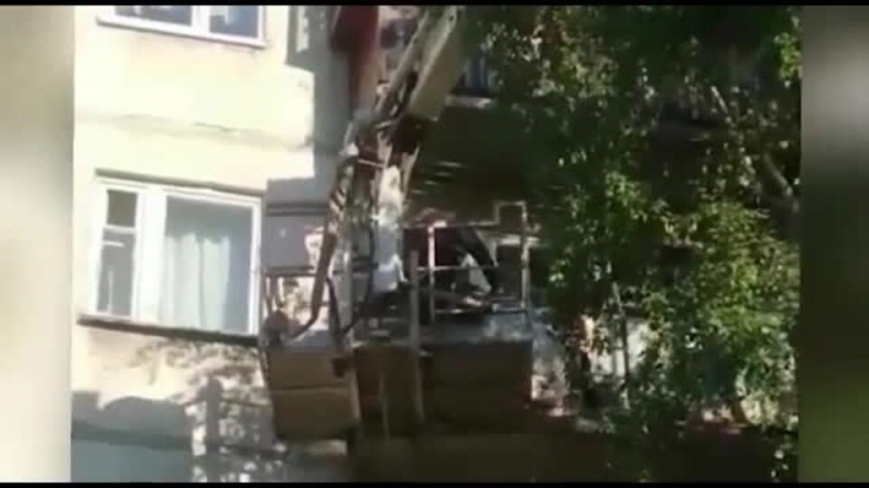 Ребенка, сутки просидевшего запертым дома, эвакуировали с балкона