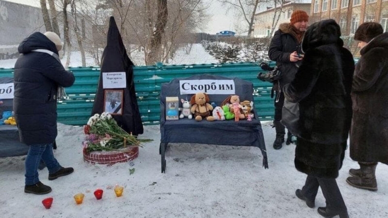 Стихийный мемориал создали в Забайкалье после гибели девочки от собак