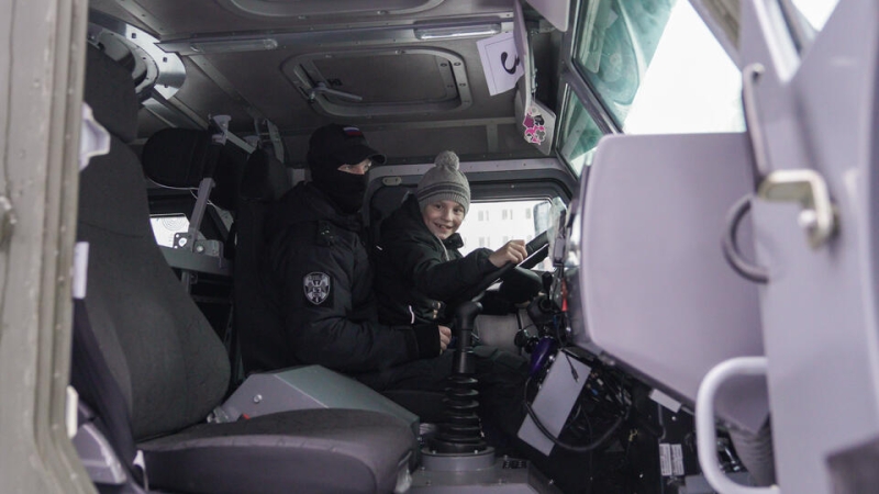 Столичные росгвардейцы исполнили новогоднюю мечту 8-летнего мальчика