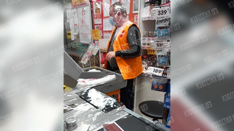 Учительница скотчем приклеила маску к лицу ученика и попала в скандал