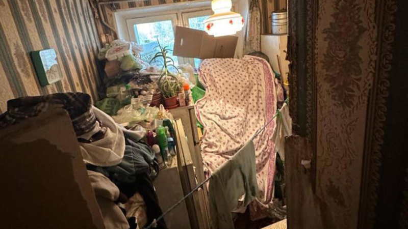 Восьмимесячного малыша с травмами обнаружили в квартире-свалке в Москве